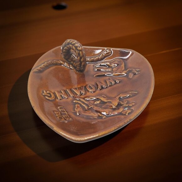 Vintage Wyoming Cowboy Ceramic Ashtray With Rope & Horse Design - Picture 3 of 9